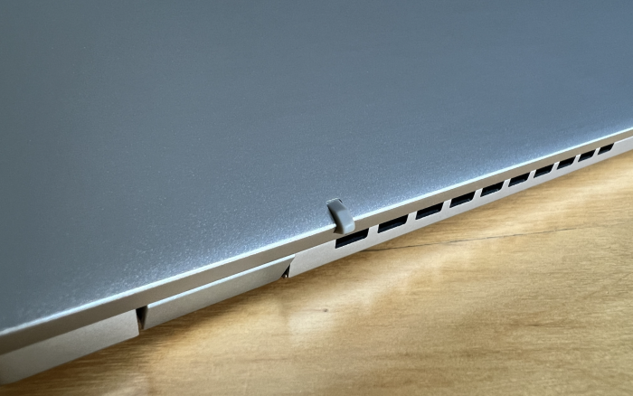 Das Display wird im aufgeklappten Zustand zum Standfu&szlig;, was die Bel&uuml;ftung verbessern soll. (Quelle: Martin B&ouml;ckmann/Golem.de)